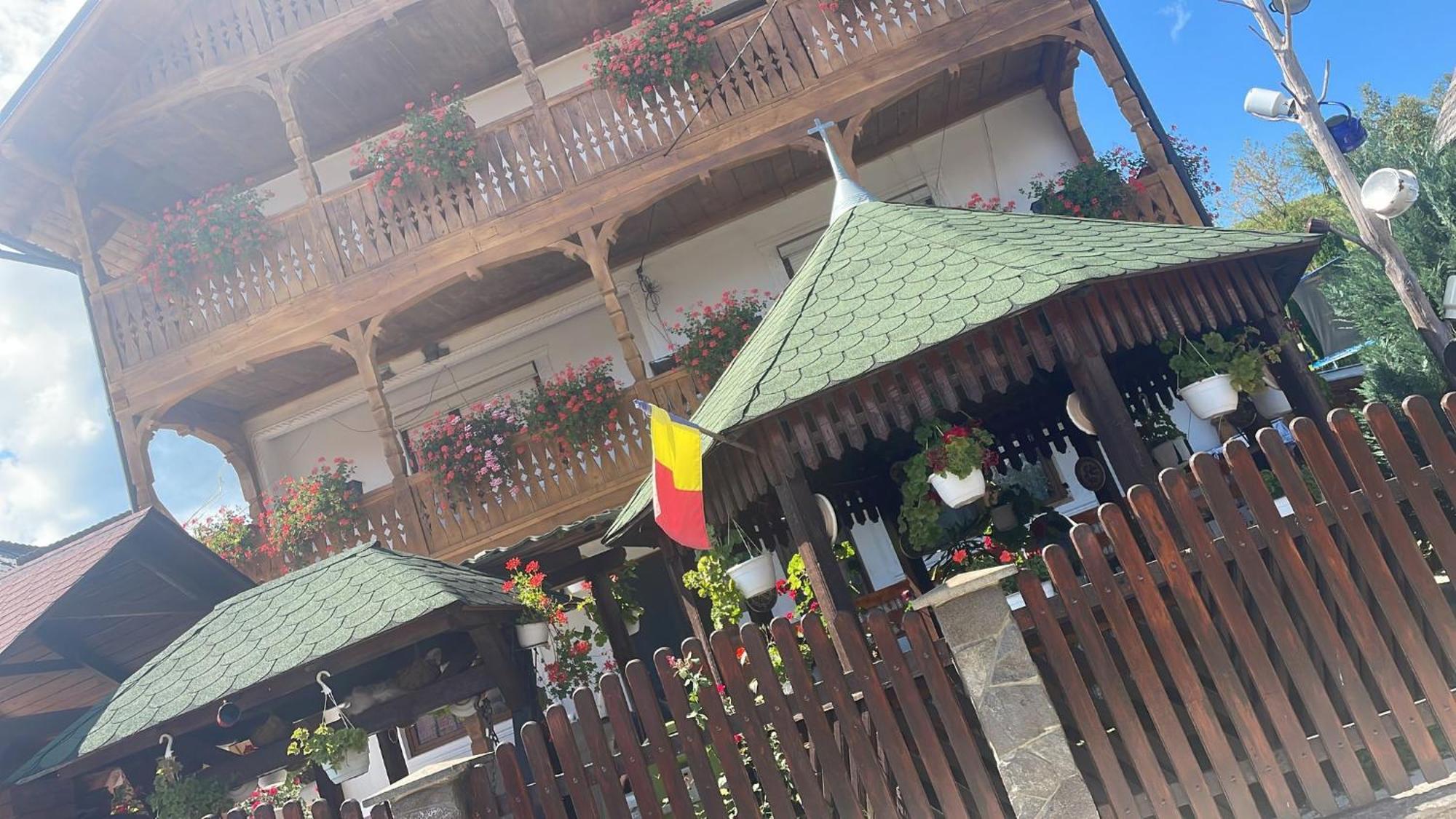 Casa Ionela Petreus Hotell Poienile Izei Eksteriør bilde